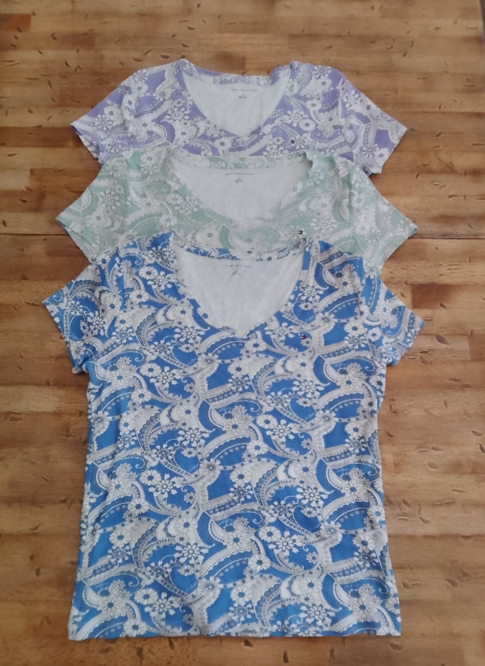 3 Tommy Hilfiger Paisley V-Neck Sz  Large
